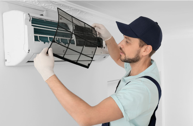 Técnico fazendo manutenção de um split
